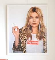 Supreme ケイトモス（Kate Moss）のポスターを販売しています