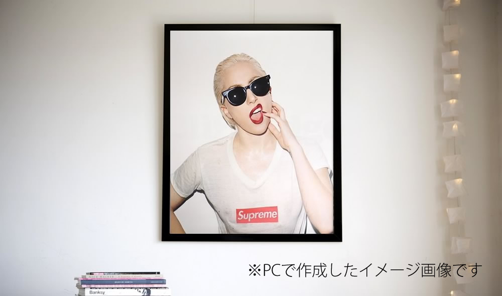 Supreme ケイトモス（Lady Gaga）のポスターを販売 ー 