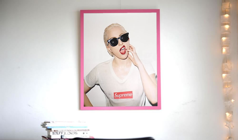 Supreme ケイトモス（Lady Gaga）のポスターを販売 ー